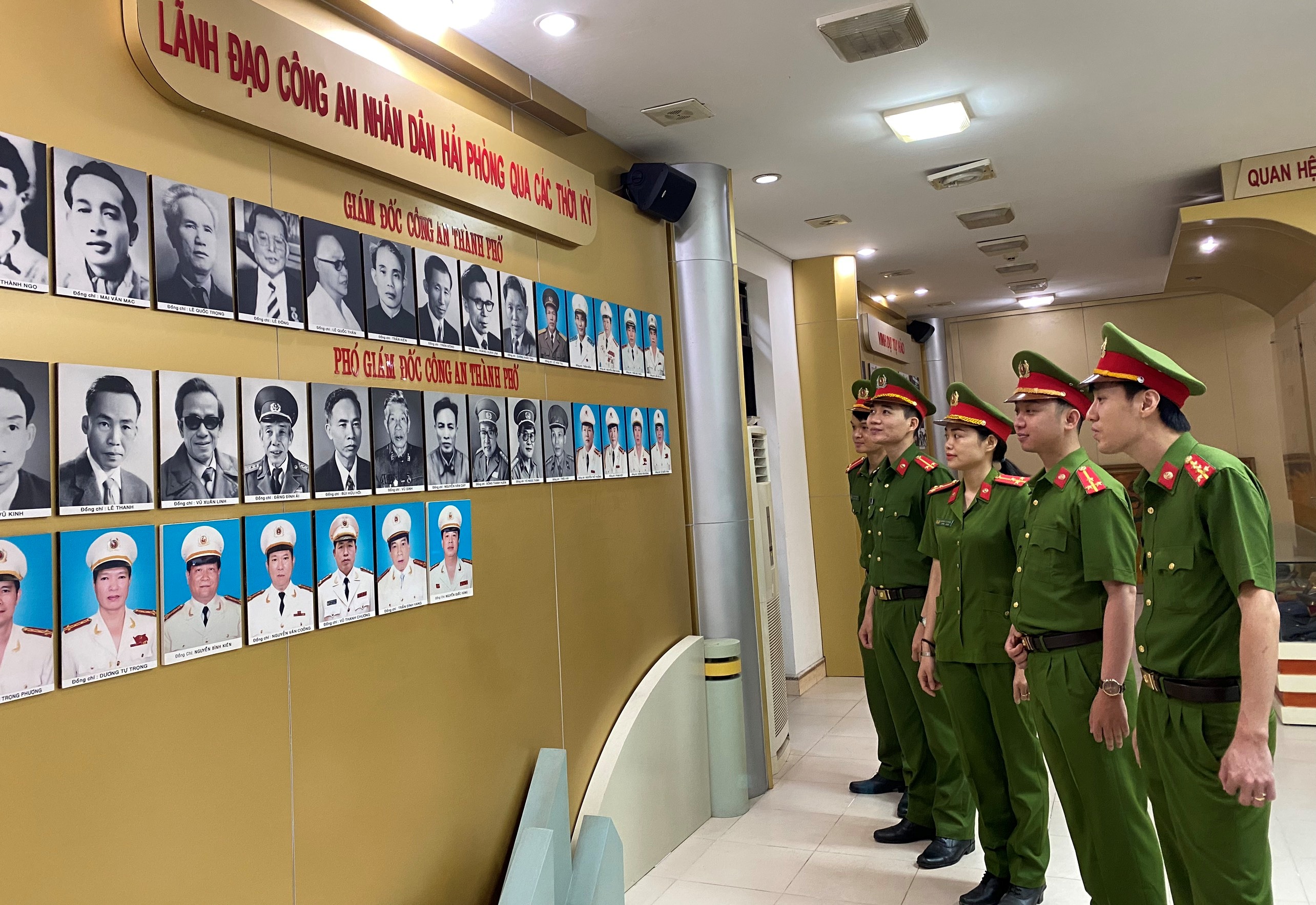 Đoàn thanh niên Phòng Cảnh sát QLHC về TTXH: Tham quan Phòng Truyền thống và Thư viện CATP